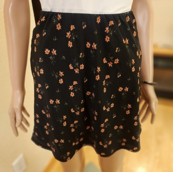 Hollister Ditsy Floral Black Skirt With Peachy Pink Flowers, XS - Picture 5 of 9